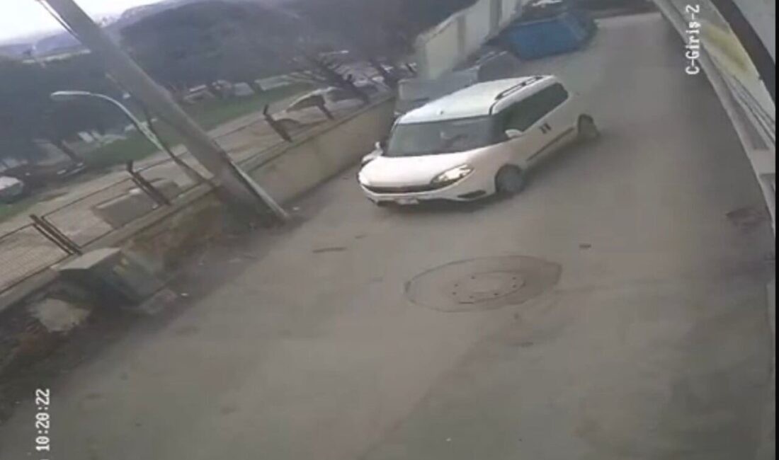 Bursa’da şiddetli fırtına çatıları uçurdu, ağaçları devirdi, sabit haldeki prefabrik