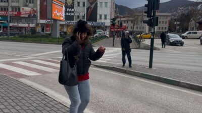 Bursa’da saatteki hızı 75 kilometreye ulaşan fırtına hayatı felç etti.