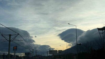 Bursa’nın gökyüzünü kaplayan sıra dışı bulutlar, görsel şölen oluşturdu. Bursa’da