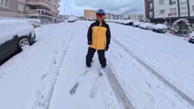 Bursa’da dün etkili olan kar yağışı sonrası bir vatandaş işe