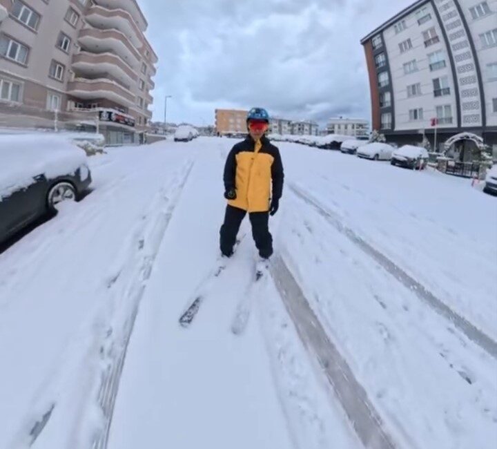 Bursa’da dün etkili olan kar yağışı sonrası bir vatandaş işe