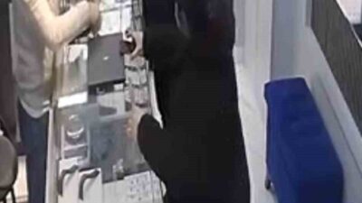 Bursa’da kuyumcuya soygun için gelen silahlı bir şüpheli, kararsız hareketleriyle
