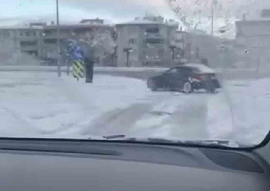 Bursa’da etkili olan kar yağışını fırsat bilen sürücü, otomobiliyle kavşakta