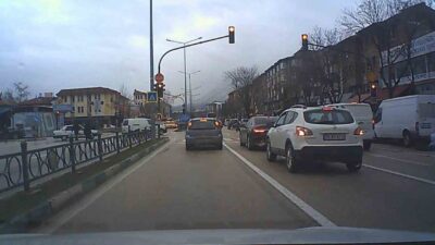 Bursa’da trafik ışıklarında yapılan tehlikeli ihlal, yürekleri ağza getirdi. Edinilen