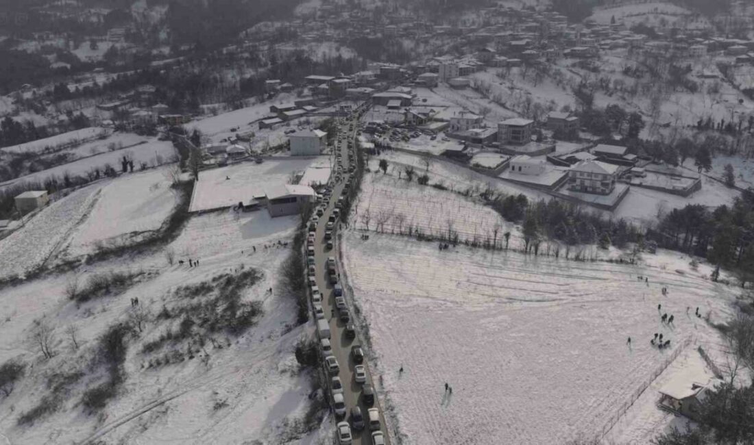 Bursa’da düzenlenen Kış Festivali’ne vatandaşlar yoğun katılım sağlarken, köy yollarının