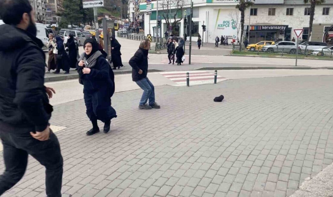 Bursa’da sabah saatlerinden itibaren etkisini göstermeye başlayan kuvvetli rüzgâr, kent