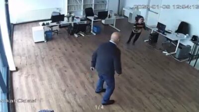 Bursa’da etkili olan şiddetli lodos nedeniyle bir plazanın tavanı çöktü.