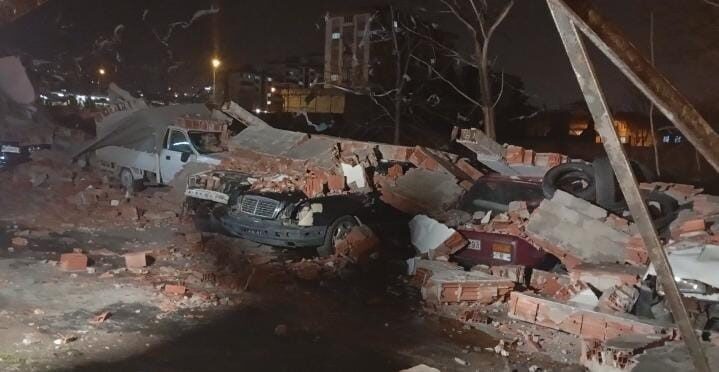 Bursa’da şiddetli lodosun etkisiyle çöken duvar, boş alana park edilen