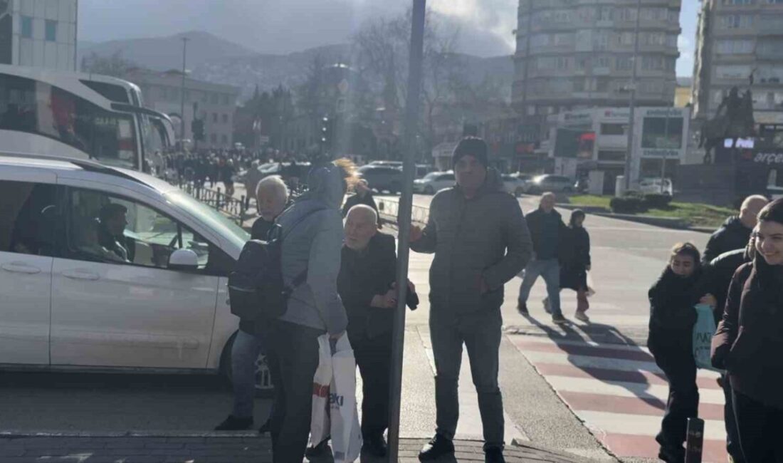 Bursa’nın merkezinde etkili olan şiddetli lodos, günlük yaşamı olumsuz etkiledi.