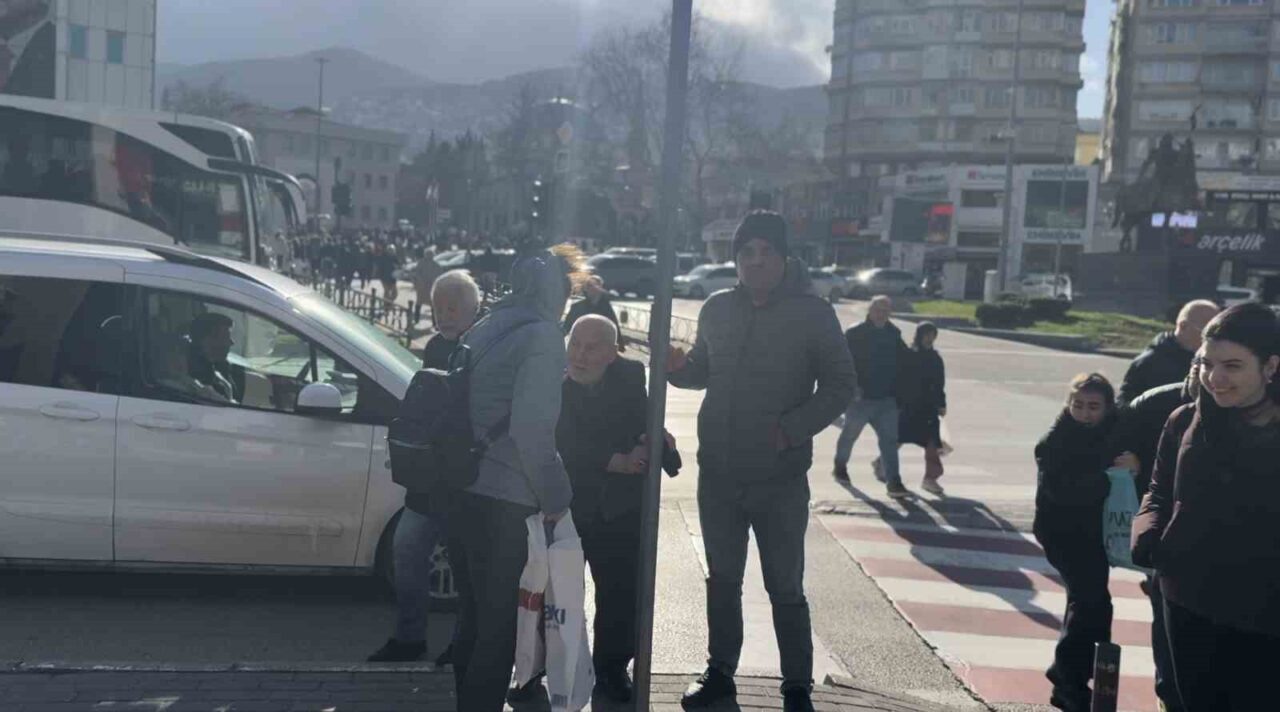 Bursa’nın merkezinde etkili olan şiddetli lodos, günlük yaşamı olumsuz etkiledi.