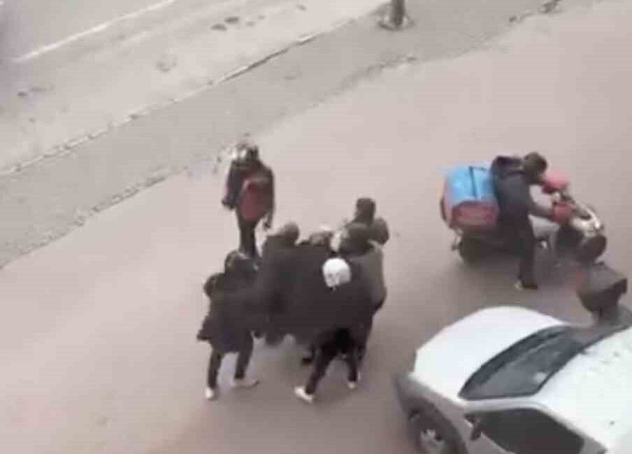 Bursa’da etkili olan şiddetli lodos sırasında yürümekte zorlanan yaşlı bir