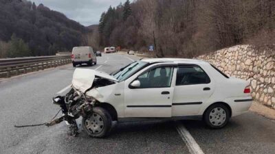 Bursa’nın İnegöl ilçesinde, bariyerlere çarpan otomobilde sürücü ve 2 çocuk