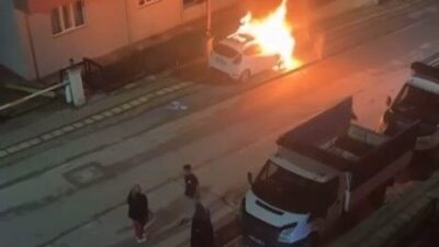 Bursa’nın farklı bölgelerinden alev topuna dönen otomobiller, vatandaşlar tarafından cep