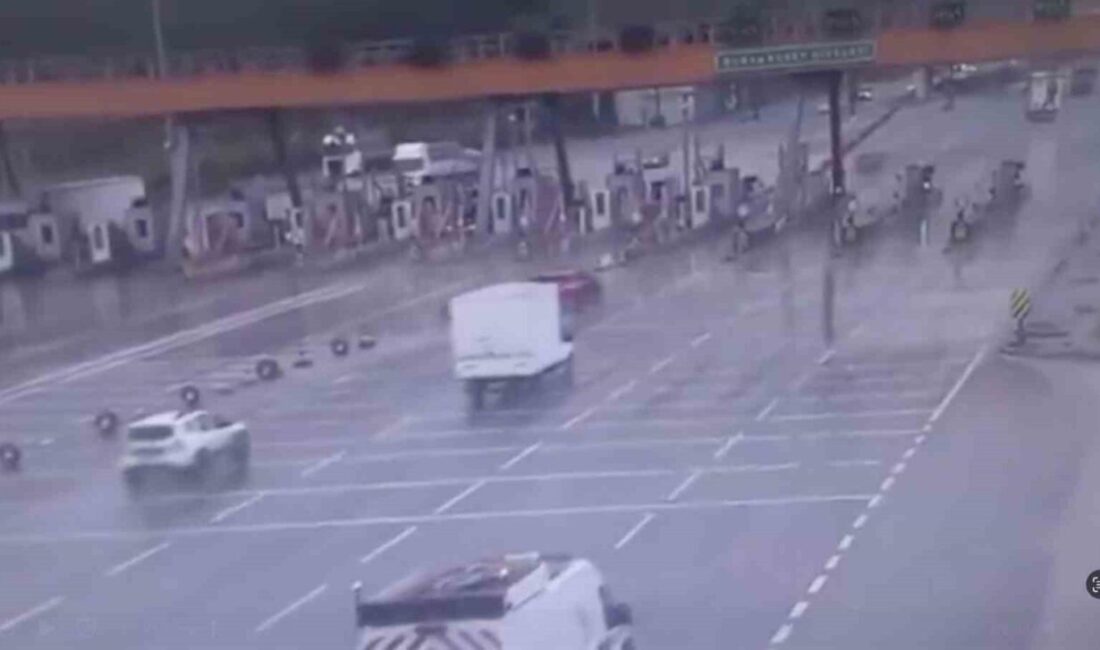 Gebze-Orhangazi-İzmir Otoyolu Bursa Kuzey Gişeleri’nde hafif ticari bir aracın ters