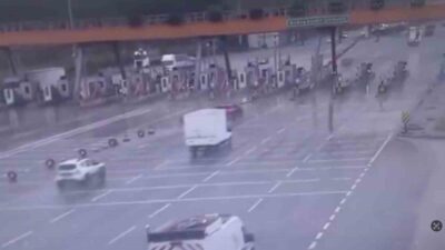 Gebze-Orhangazi-İzmir Otoyolu Bursa Kuzey Gişeleri’nde hafif ticari bir aracın ters