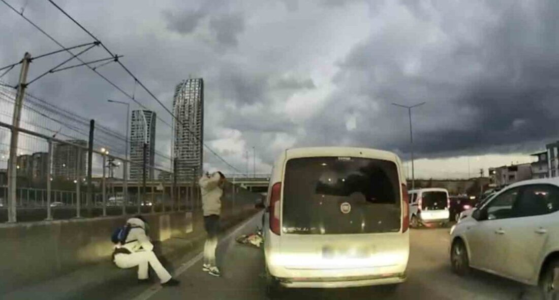 Bursa’da seyir halindeki motosikletli ile çarpıştıktan sonra aracından inen sürücü,