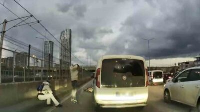 Bursa’da seyir halindeki motosikletli ile çarpıştıktan sonra aracından inen sürücü,