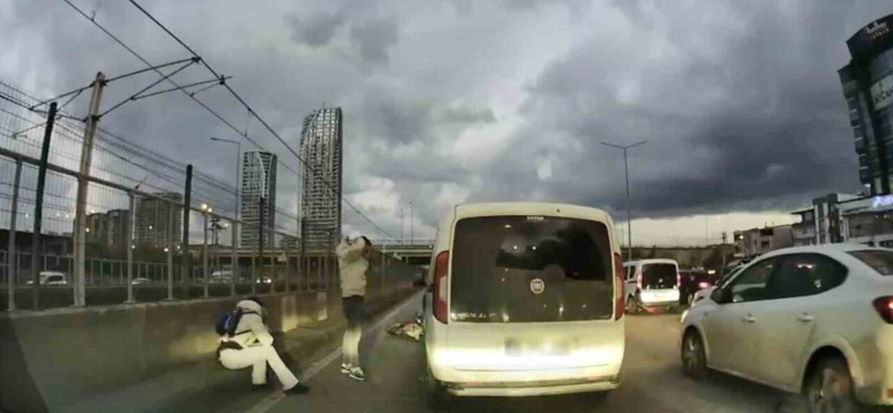 Bursa’da seyir halindeki motosikletli ile çarpıştıktan sonra aracından inen sürücü,