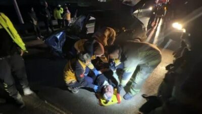 Bursa’da kontrolden çıkan otomobil bariyerlere çarptı. Kazada araçta sıkışan 2