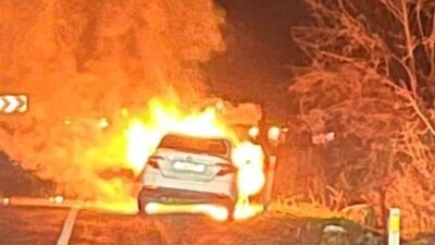 Bursa’nın Kestel ilçesinde seyir halindeki bir otomobil alev alev yandı.