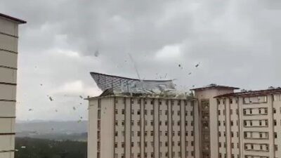Bursa’da şiddeli fırtına sebebiyle Uludağ Üniversitesi’ndeki yurdun çatısı uçtu. Uçan