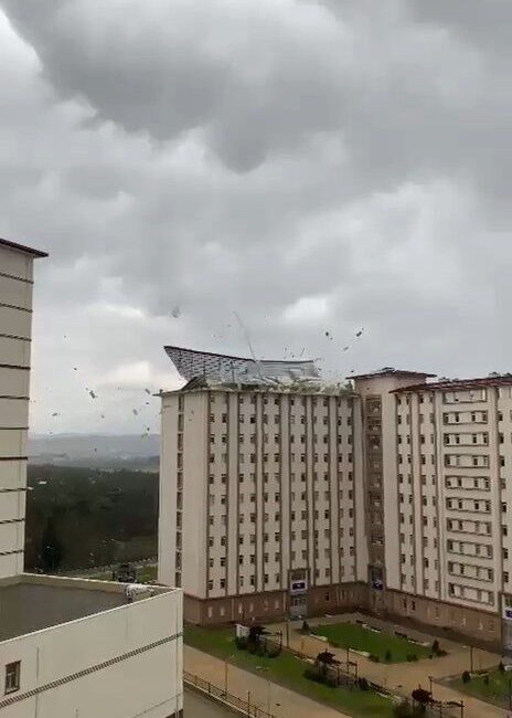 Bursa’da şiddeli fırtına sebebiyle Uludağ Üniversitesi’ndeki yurdun çatısı uçtu. Uçan