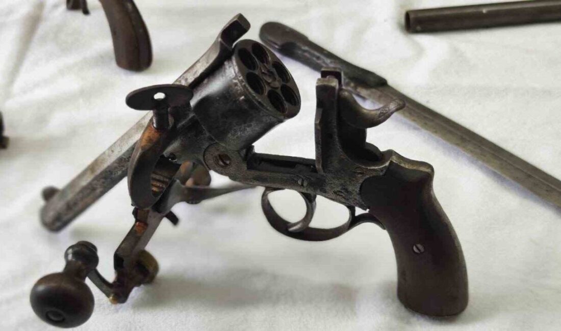 Bursa’nın Osmangazi ilçesinde jandarma tarafından düzenlenen operasyonda, çok sayıda tarihi