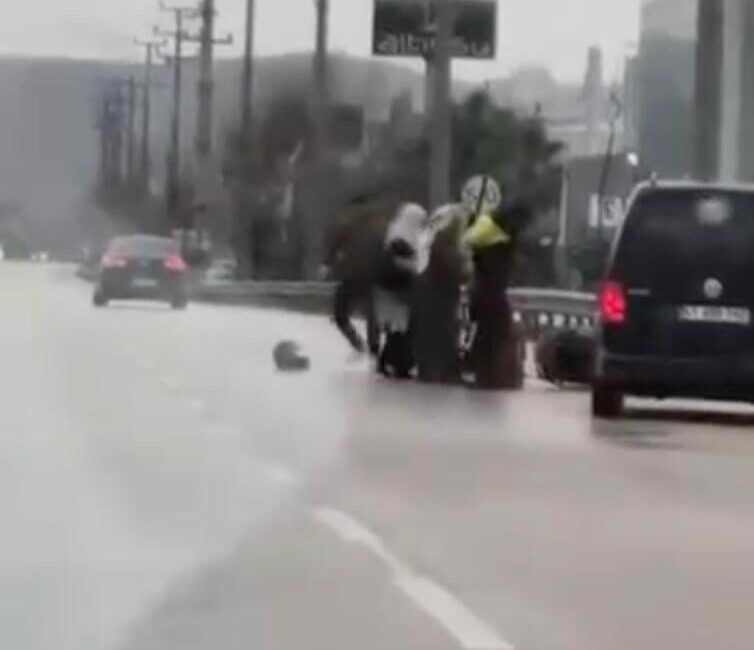 Bursa’nın Kestel ilçesinde seyir halindeki sürücü ile kurye arasında çıkan