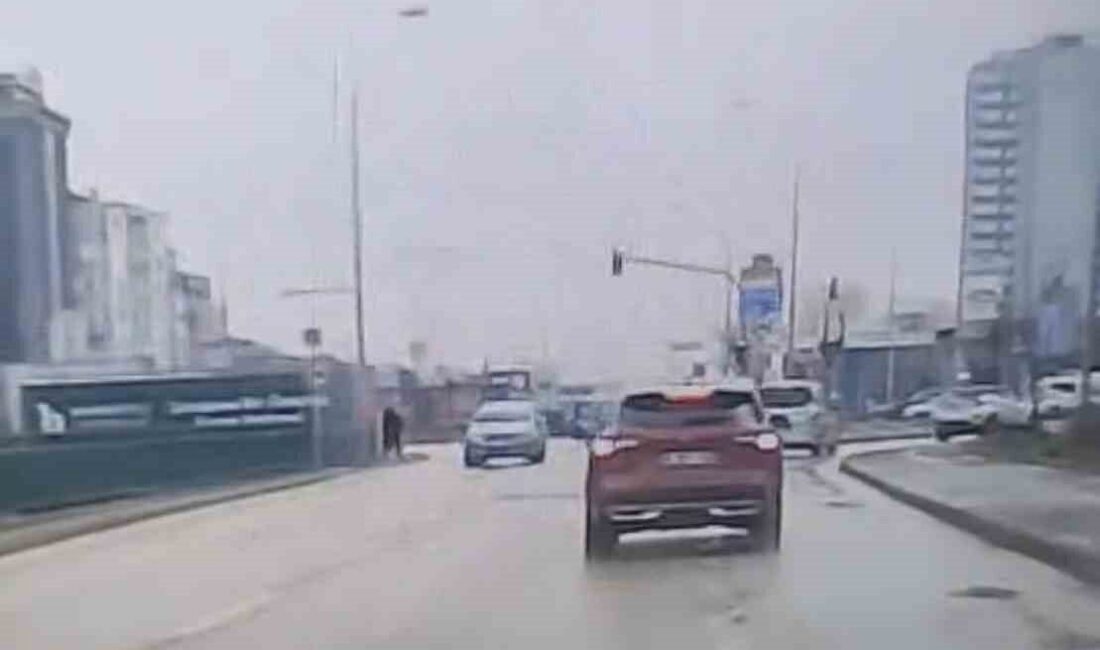 Bursa’da seyir halindeki bir otomobilin ters yöne girmesi trafikte paniğe