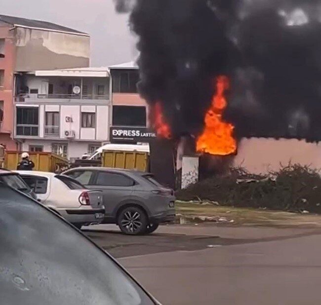 Bursa’da patlama sonucu trafoda çıkan yangın paniğe neden oldu. Edinilen