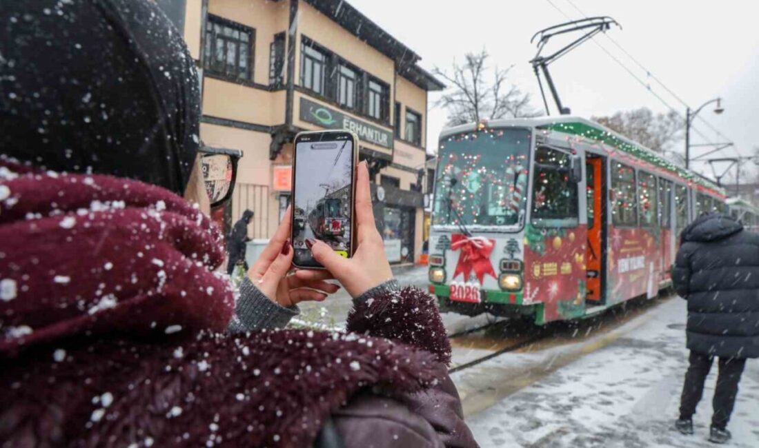 Bursa Büyükşehir Belediyesi tarafından yeni yıl temasıyla süslenerek kent merkezinde