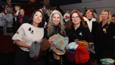 Bursa’da yüzlerce kadın aynı andı sinema salonunda toplanıp hem film