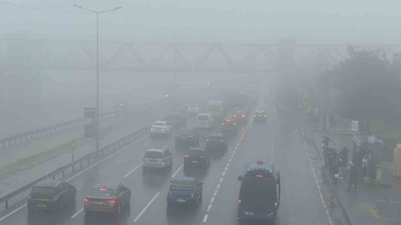 Büyükçekmece’de aniden bastıran sis nedeniyle görüş mesafesi düşü. Yoğun sis