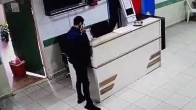 İstanbul Büyükçekmece’de ilçe sağlık müdürlüğünde masadaki cep telefonunu çalan hırsız