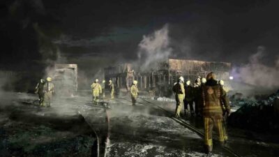 İstanbul Büyükçekmece’de bir şirketin deposuna ait alanda palet ve plastik