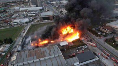 İstanbul Büyükçekmece’de plastik kasa üretimi yapan fabrikada yangın çıktı. İtfaiye