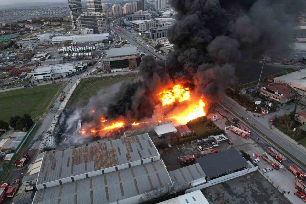 İstanbul Büyükçekmece’de plastik kasa üretimi yapan fabrikada yangın çıktı. İtfaiye