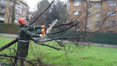 Bursa Büyükşehir Belediyesi, kent genelinde etkili olan şiddetli rüzgarın yol