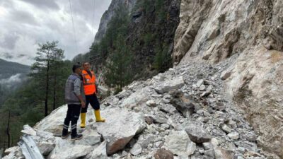 Antalya Büyükşehir Belediyesi, Alanya’nın yüksek kesimlerinde karla mücadele çalışmalarını sürdürürken,