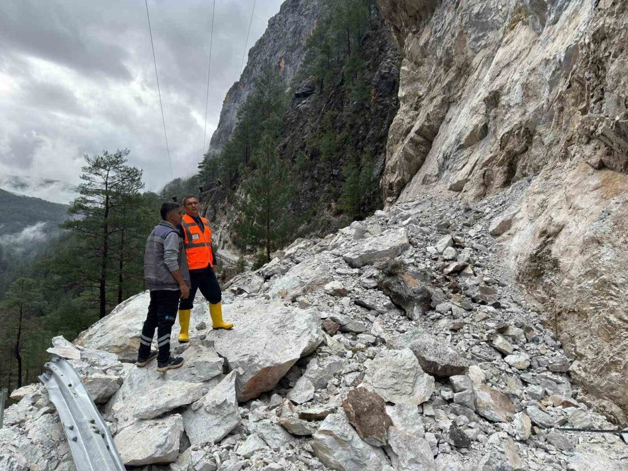 Antalya Büyükşehir Belediyesi, Alanya’nın yüksek kesimlerinde karla mücadele çalışmalarını sürdürürken,