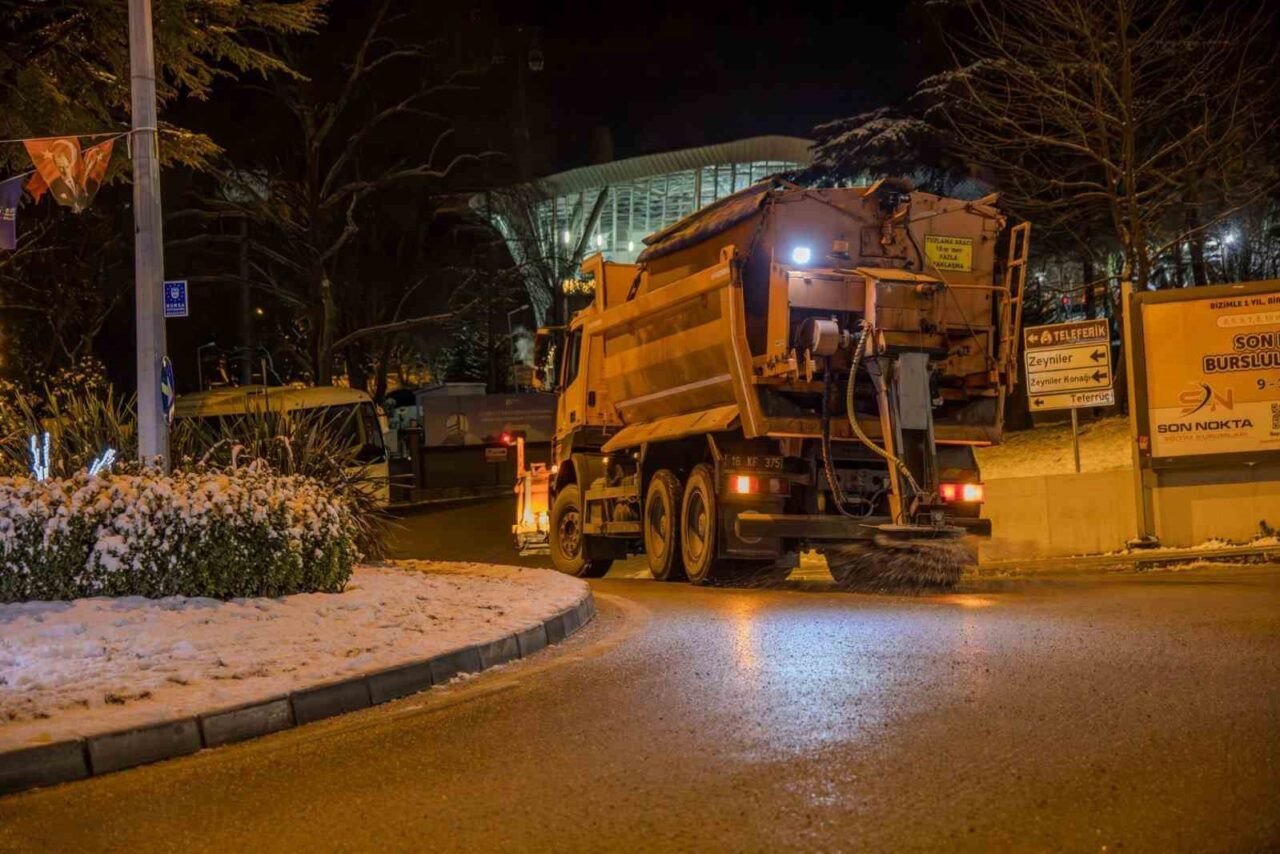 Bursa Büyükşehir Belediyesi, kent genelinde etkisini sürdüren kar yağışı ve