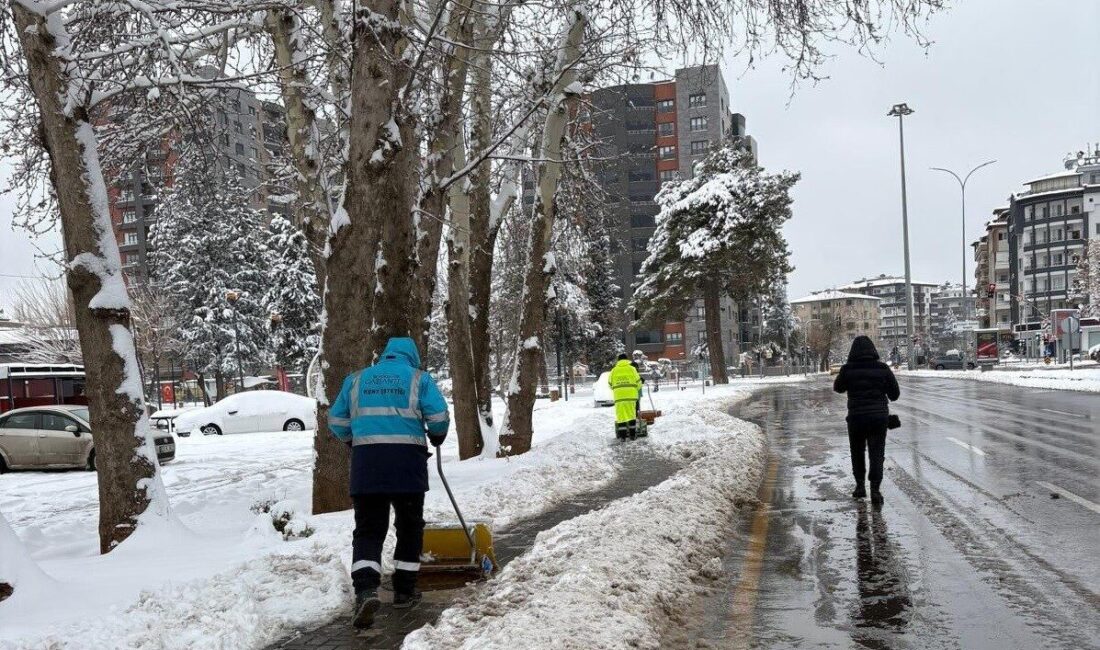 Gaziantep Büyükşehir Belediyesi, kent genelinde etkili olan kar yağışı nedeniyle