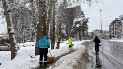 Gaziantep Büyükşehir Belediyesi, kent genelinde etkili olan kar yağışı nedeniyle