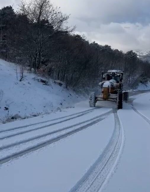 Bursa’nın yüksek kesimlerinde kar yağışının etkili olmasıyla çalışmalarını aralıksız sürdüren