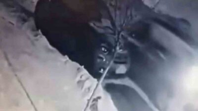 Elazığ’da buzda kayan hafif ticari araç, park halindeki otomobile çarptı.