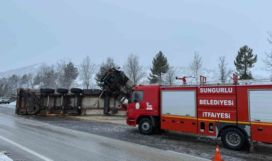 Çorum’un Sungurlu ilçesinde buzlanma sebebiyle devrilen tırın sürücüsü yaralandı. Kaza,