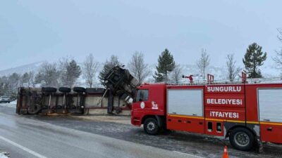 Çorum’un Sungurlu ilçesinde buzlanma sebebiyle devrilen tırın sürücüsü yaralandı. Kaza,