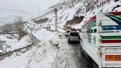 Şırnak’ın Beytüşşebap ilçesinde buzlanma nedeniyle sürücülerin direksiyon hakimiyetini kaybettiği iki