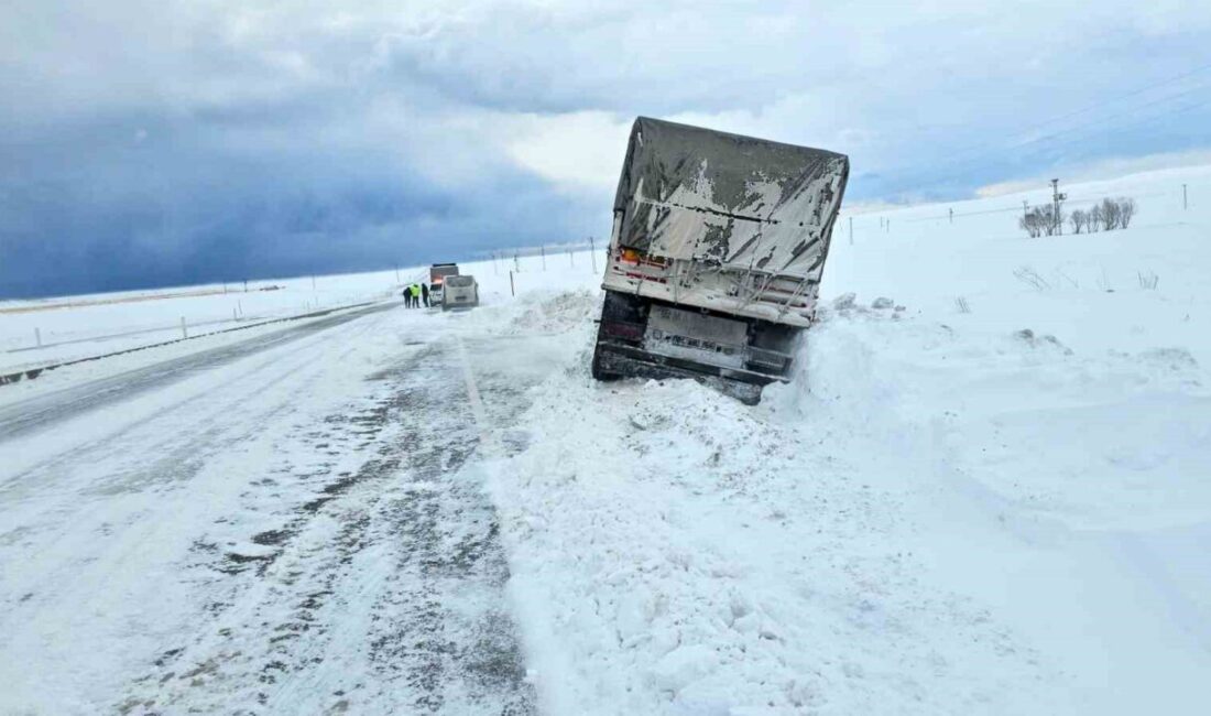 Bitlis’in Adilcevaz ilçesinde etkili olan yoğun buzlanma ve fırtına, trafik