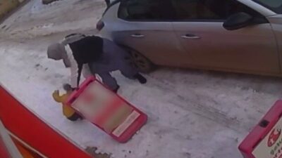 Adıyaman’da, buzlanan sokakta vatandaşlar, düşüp düşüp kalkarak ilerlemeye çalıştı. Adıyaman’da